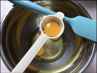 3、糯米蛋糕,把4个鸡蛋打开再把蛋清蛋黄分开,为了让蛋清打发好, 可以把蛋清冷藏一下。等蛋黄糊搅拌好在打发。