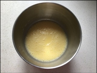 4、糯米蛋糕,把乳化好的牛奶加入4个蛋黄在搅拌均匀。