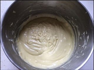 5、糯米蛋糕,在盆中筛入150克糯米搅拌均匀。