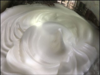 6、糯米蛋糕,在蛋清里面加入几滴白醋,有柠檬的可以加一点。分三次加入白砂糖。胶蛋白打发成湿性发大泡或大弯钩。