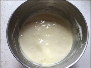 7、糯米蛋糕,取出1/3的蛋白糊加入糯米粉。搅拌均匀。