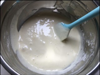 8、糯米蛋糕,在蛋白糊里面加入蛋黄糊,用搅拌的手法拌均匀