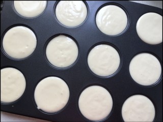 9、糯米蛋糕,倒入模具中。