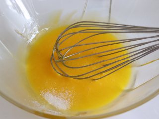 2、椰蓉戚风蛋糕,蛋黄加入细砂糖搅匀。