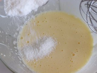 4、椰蓉戚风蛋糕,加入椰蓉，拌匀。