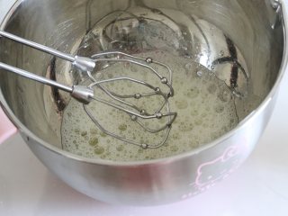 6、椰蓉戚风蛋糕,蛋白打散加入几滴柠檬汁。