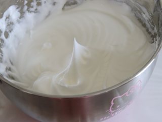 7、椰蓉戚风蛋糕,分三次加入细砂糖打发到拉起打蛋器呈现倒三角的状态。