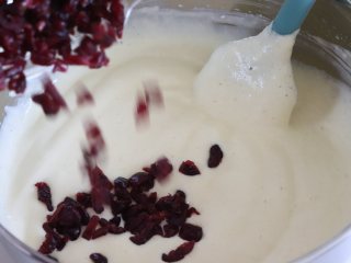 9、椰蓉戚风蛋糕,加入蔓越莓干翻拌均匀。