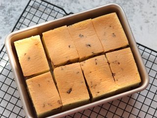 13、椰蓉戚风蛋糕,、切去四周，切成块。摆盘一起分享吧。