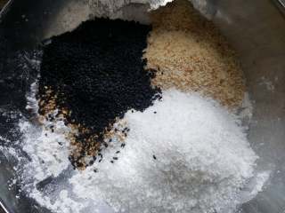 3、粗粮燕麦饼干,3.再加入椰蓉与黑白熟芝麻。