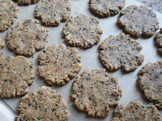 11、粗粮燕麦饼干,11.共分19份，用手将圆球压扁，类似桃酥状，摆放在铺有油布的烤盘上。