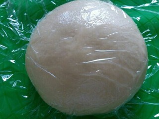 5、椰蓉面包,面团取出排气进行松弛15分钟