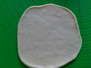 8、椰蓉面包,取一个面团擀开