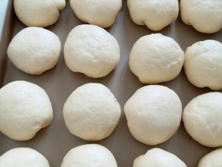 11、椰蓉面包,所有的都包好后，收口朝下，码入烤盘。放进烤箱进行第二次发酵