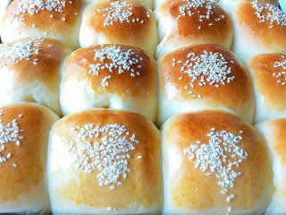 13、椰蓉面包,烤箱上下火175度不预热烘烤25分钟