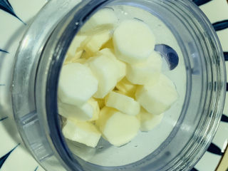 6、山药鸡蛋糕,将山药加入搅拌杯或者破壁机