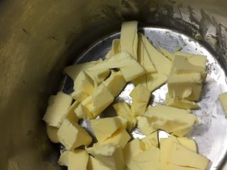 1、云顶曲奇饼干,黄油先软化