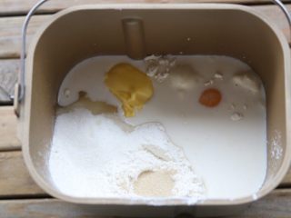 2、牛奶土司三明治,一同放进进面包桶,「没有面包机手揉也是一样」