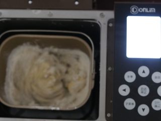 3、牛奶土司三明治,启动合面程序15分钟「这里玩说明一下,不是所有面包机都是15分钟,只要达到以下状态即可」