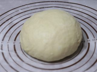 7、牛奶土司三明治,取出排气!均匀分两等份!