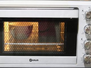 9、牛奶土司三明治,烤箱再次发酵,发酵温度30-35度左右25分钟。烤箱内装一碗热开水可以帮助发酵!