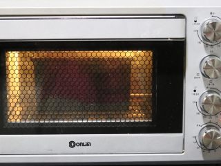 11、牛奶土司三明治,东菱烤立方上管145度,下管155度,烘烤30分钟,