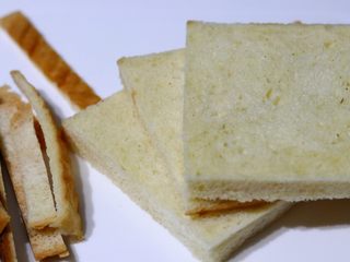 14、牛奶土司三明治,土司切片,去边。「不去边也是可以的。」