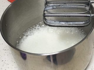 1、芒果蛋糕卷,鸡蛋分离出蛋白和蛋黄，蛋白中加入柠檬汁，用打蛋器高速搅打30圈，蛋白开始变化成粗泡。