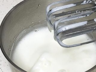 2、芒果蛋糕卷,做蛋糕蛋白打发是关键，会出现三个不同的层次，先加入30克细砂糖，用打蛋器高速搅打50圈，蛋白由粗泡变得细腻，打蛋头上出现下垂的弯钩。