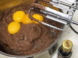 7、芒果蛋糕卷,再加入蛋黄和香草精。