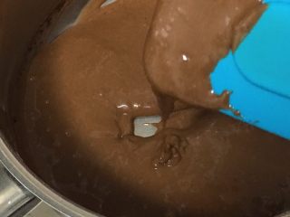 8、芒果蛋糕卷,先用打蛋器后用刮刀翻拌均匀。