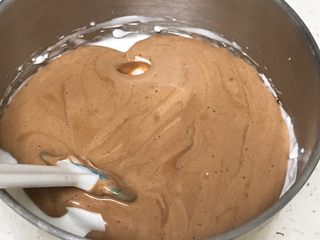 11、芒果蛋糕卷,蛋糕糊倒回蛋白中。