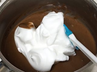 9、芒果蛋糕卷,取三分之一的蛋白进蛋黄糊中。