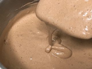 12、芒果蛋糕卷,继续翻拌至浓稠，翻拌30次左右，如果时间长会造成消泡，越翻越稀，最后失败。