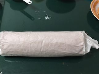 20、芒果蛋糕卷,顺势卷起来，放冰箱冷冻一小时。