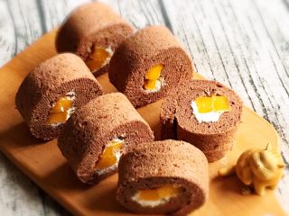 21、芒果蛋糕卷,为了使蛋糕卷切得漂亮些，用细齿刀加热一下后切，每切一刀擦干净，再切下一刀。