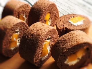 22、芒果蛋糕卷,漂亮又美味可口的芒果蛋糕卷就可以品尝了。