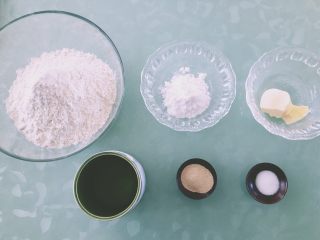 1、【网上厨房独家】抹茶肉松（蜜豆）小餐包,准备好原材料