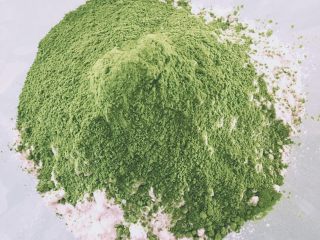 2、【网上厨房独家】抹茶肉松（蜜豆）小餐包,抹茶粉过筛