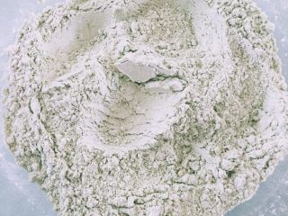 3、【网上厨房独家】抹茶肉松（蜜豆）小餐包,抹茶粉与高粉混合均匀