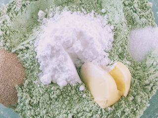 4、【网上厨房独家】抹茶肉松（蜜豆）小餐包,酵母和盐分别放两边，把黄油和糖粉放入中间