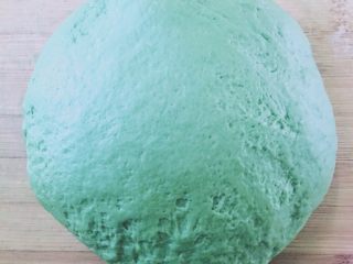 5、【网上厨房独家】抹茶肉松（蜜豆）小餐包,加入适量的水，和成面团，一直揉至完全扩展阶段，盖上保鲜膜室温醒发20min