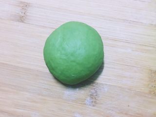 9、【网上厨房独家】抹茶肉松（蜜豆）小餐包,封好口，整形，盖上保鲜膜再次发酵至原来的两倍大