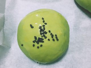 10、【网上厨房独家】抹茶肉松（蜜豆）小餐包,刷上全蛋液，肉松馅的洒上黑芝麻
