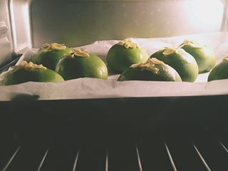 13、【网上厨房独家】抹茶肉松（蜜豆）小餐包,蜜豆的，餐包可以这样有一定距离单个摆放，也可以一个挨着一个的摆放，看个人喜好。