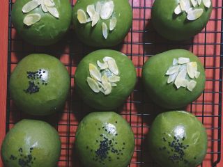 14、【网上厨房独家】抹茶肉松（蜜豆）小餐包,出炉后等凉即可