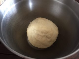 1、紫薯原味拼色梅花吐司（中种法）,种面团的材料揉成光滑的面团，入冰箱冷藏发酵至三、四倍大。