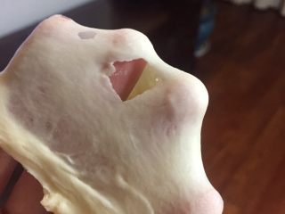 2、紫薯原味拼色梅花吐司（中种法）,主面团的除黄油和紫薯泥外所有材料放进面包机，种面团的面团揪成小块一起放进面包桶，揉至可以扯出较厚的膜。