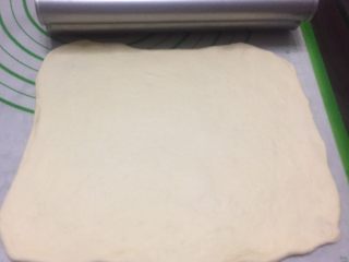 6、紫薯原味拼色梅花吐司（中种法）,原色的面团擀成略短于模具的面片。