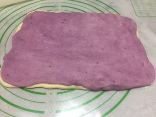 7、紫薯原味拼色梅花吐司（中种法）,紫薯的面团同样擀成面片铺在原色面片上。